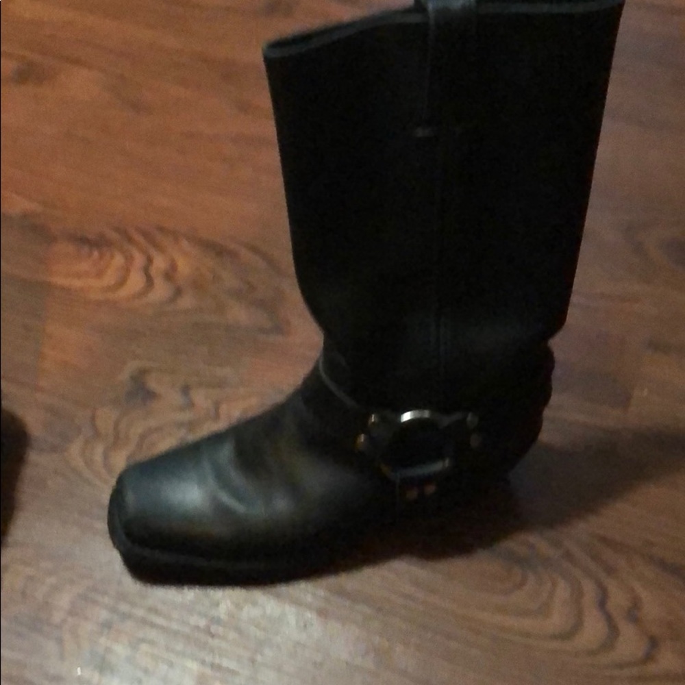 Women fryes.  Size 8.   Fits like a 7.5.